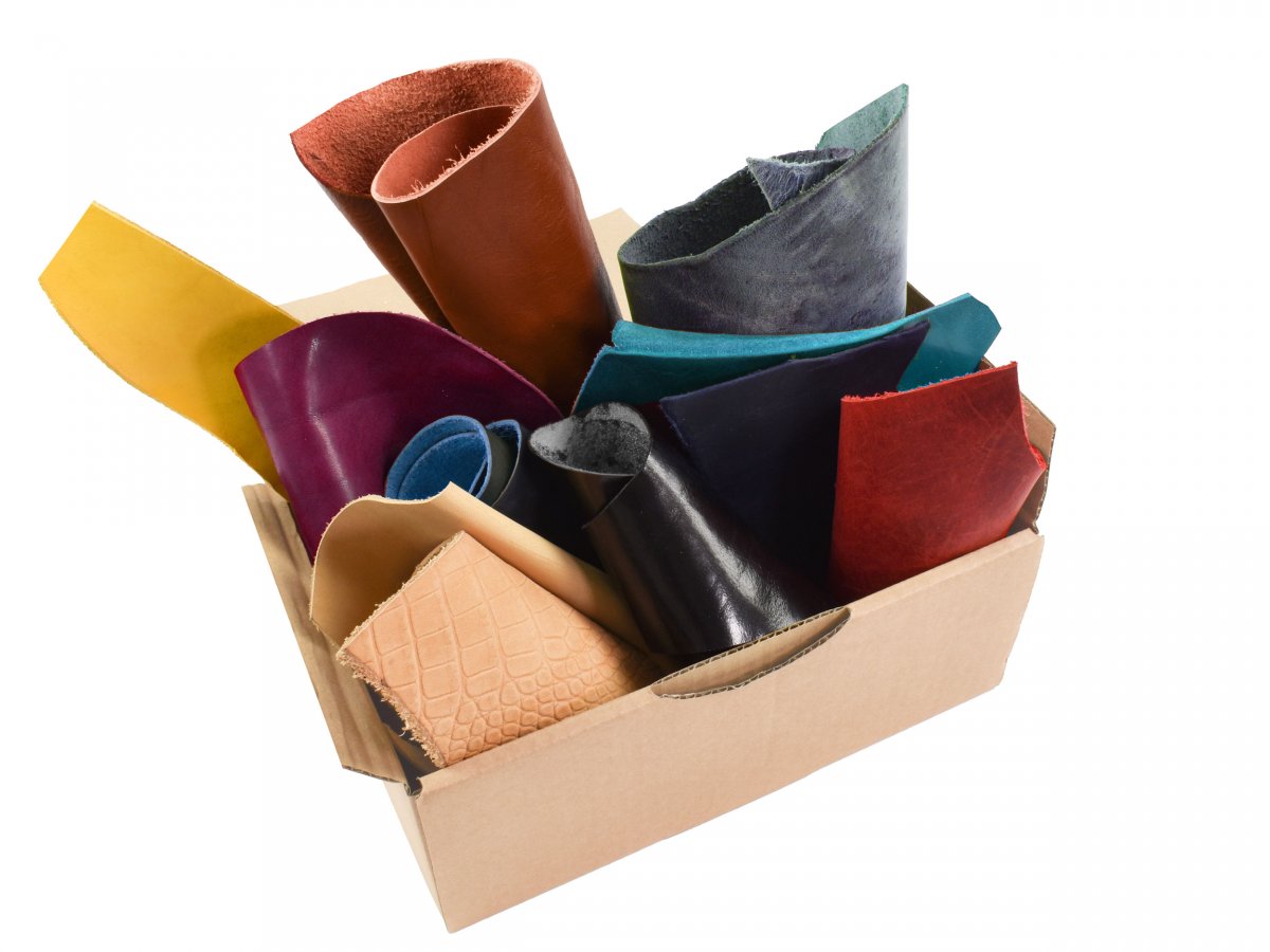 Buy your Assortment colored leather remnants assorted colors Restpieces  splitleather and veg-tan leather of a different thickness (1 kg) online